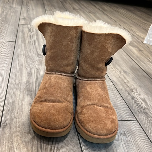 Barely worn authentic Uggs in chestnut - Picture 2 of 6